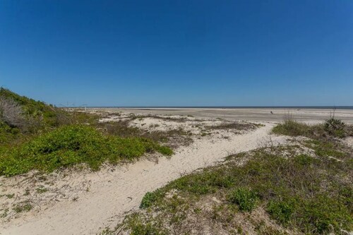 Redesigned condo in oceanfront community!