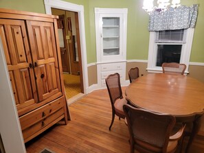 Dining - House on the trails and walking distance to town (Millinocket)