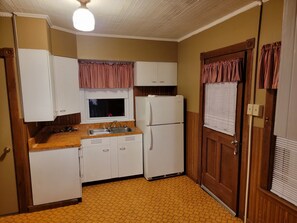 Private kitchen - House on the trails and walking distance to town (Millinocket)