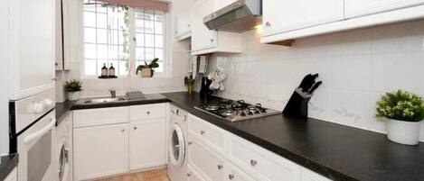 冷蔵庫、電子レンジ、オーブン、コンロ