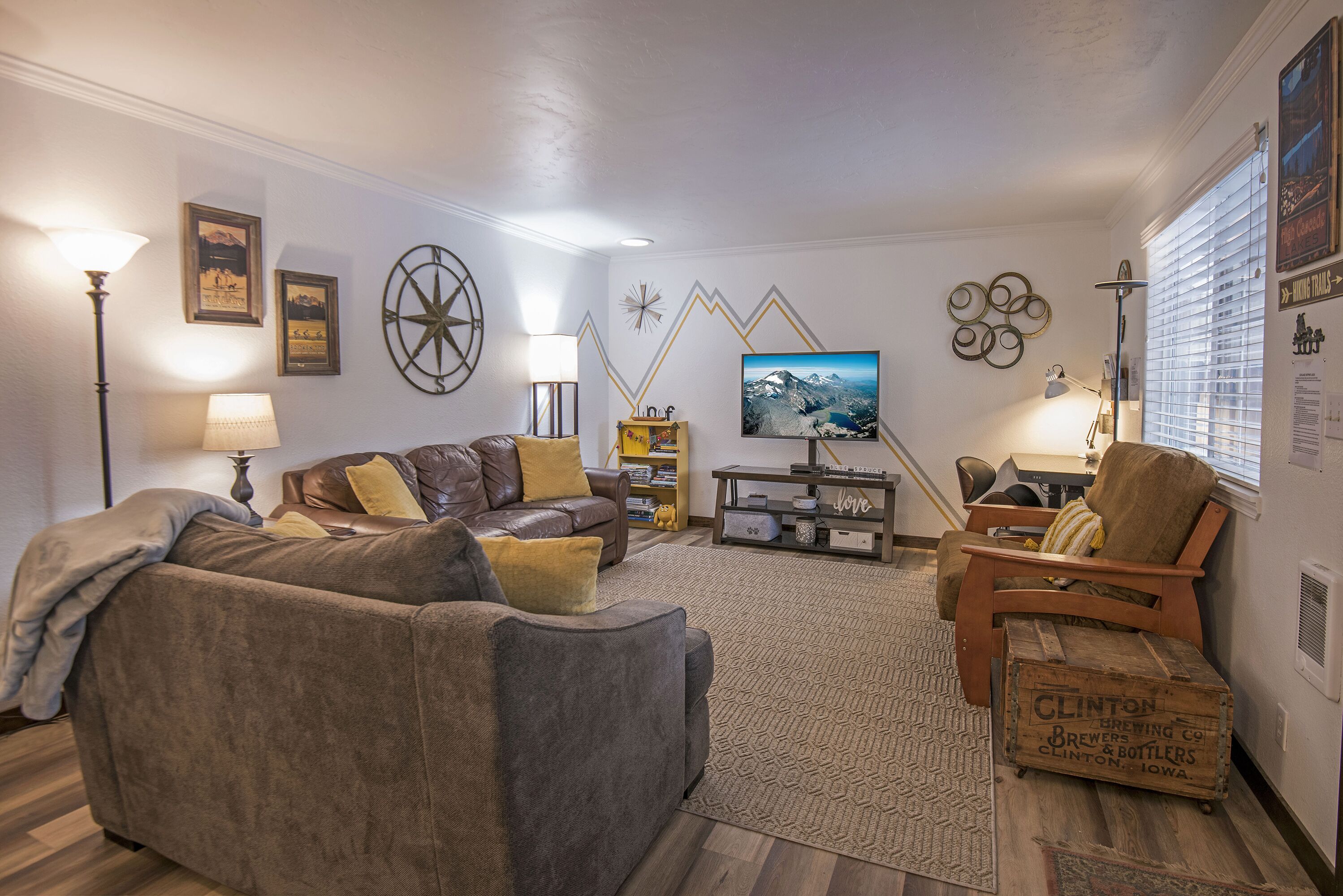 Relaxing Retreat-Walk Downtown & 2 Charming Patios
