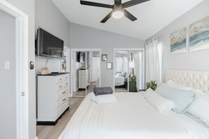 2 bedrooms, desk, WiFi, bed sheets