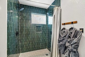 Dusche, Haartrockner, Shampoo