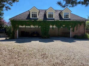 Apartment, 2 Queen Beds | Exterior - Luxurious Estate 2bed Annex (Abingdon)