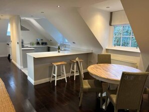 Apartment, 2 Queen Beds | Dining - Luxurious Estate 2bed Annex (Abingdon)
