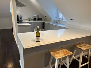 Apartment, 2 Queen Beds | Dining