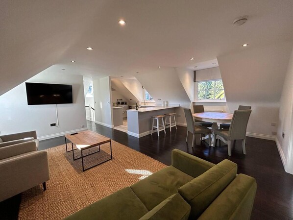 Apartment, 2 Queen Beds | Living area - Luxurious Estate 2bed Annex (Abingdon)