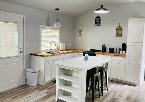 Cheerful One Bedroom Remodeled Tiny Home, close to everything!
