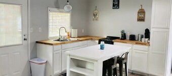 Cheerful One Bedroom Remodeled Tiny Home, close to everything!