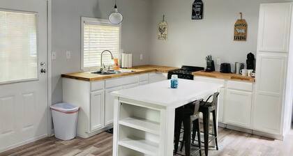 Cheerful One Bedroom Remodeled Tiny Home, close to everything!