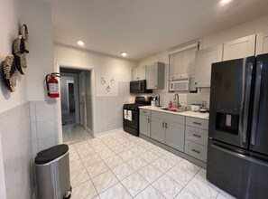 Kühlschrank, Mikrowelle, Herdplatte, Wasserkocher mit Kaffee-/Teezubehör