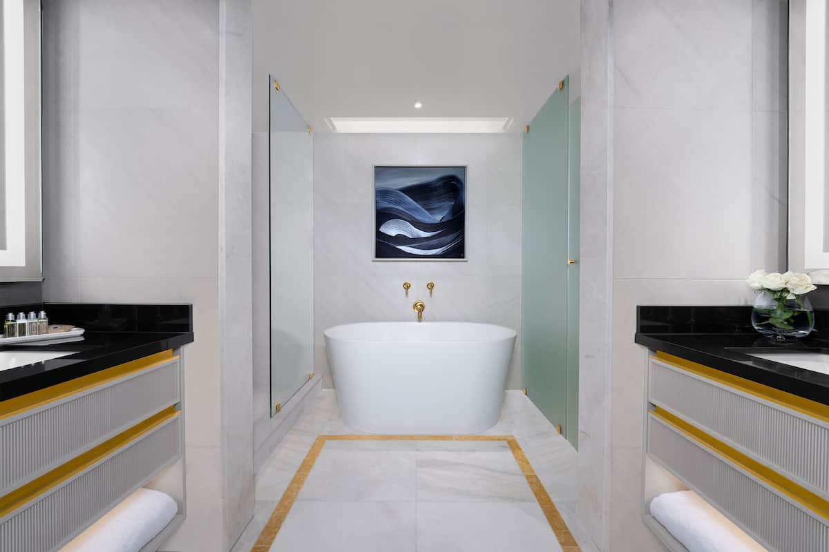 Huone (Emerald King) | Kylpyhuone | Designer-hygieniatuotteet, hiustenkuivaaja, kylpytakit, tohvelit