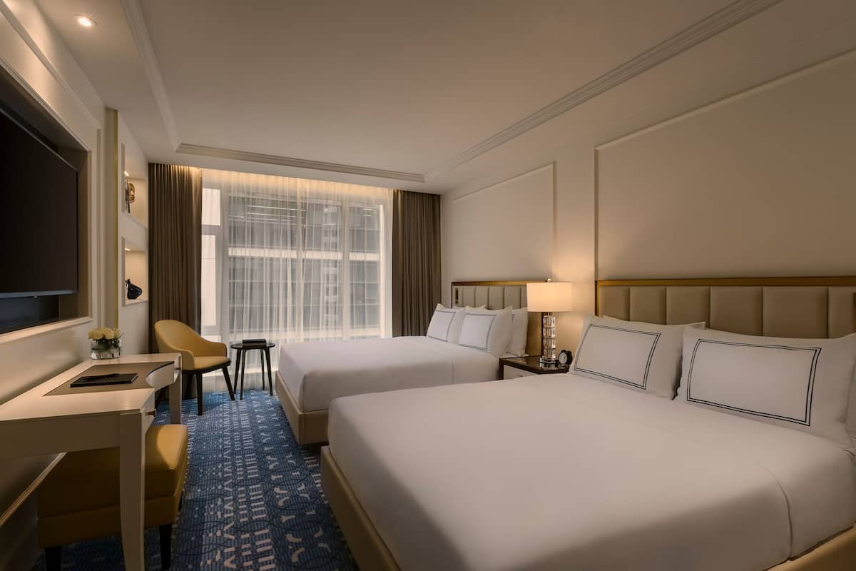 Huone (Aquamarine Double Queen) | Tallelokero huoneessa, yksilöllisesti sisustettu