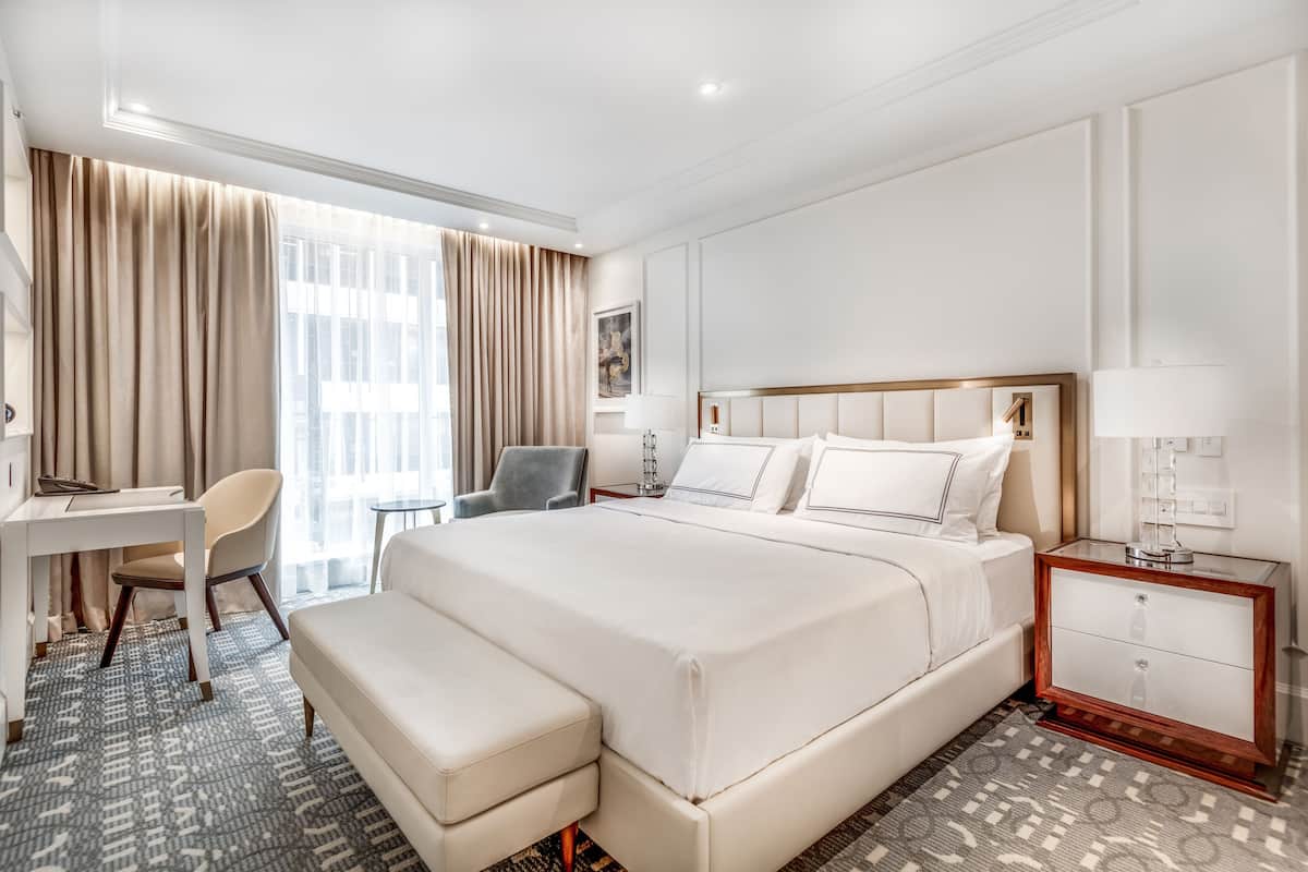 Huone (Tanzanite King) | Tallelokero huoneessa, yksilöllisesti sisustettu