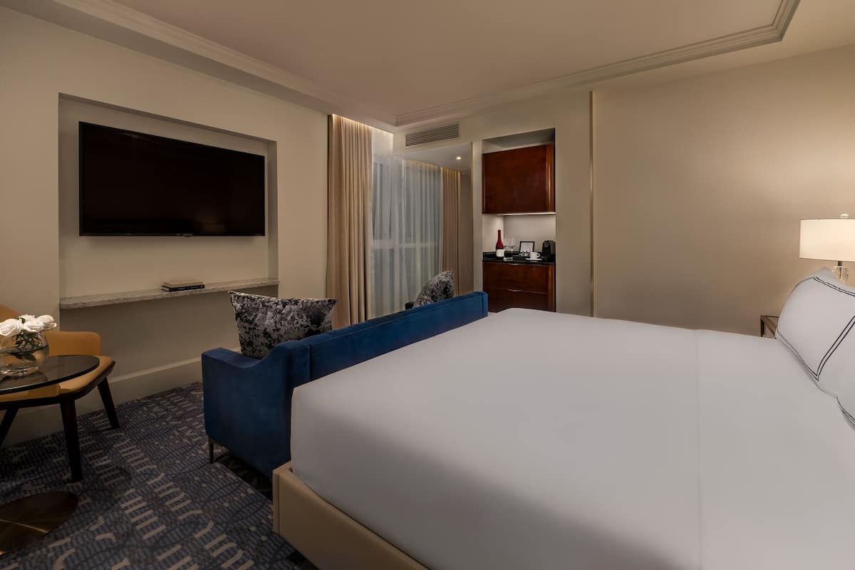 Huone (Emerald King) | Tallelokero huoneessa, yksilöllisesti sisustettu