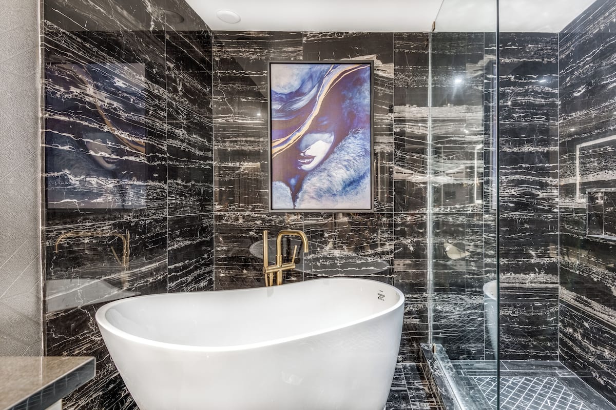 Designer-hygieniatuotteet, hiustenkuivaaja, kylpytakit, tohvelit