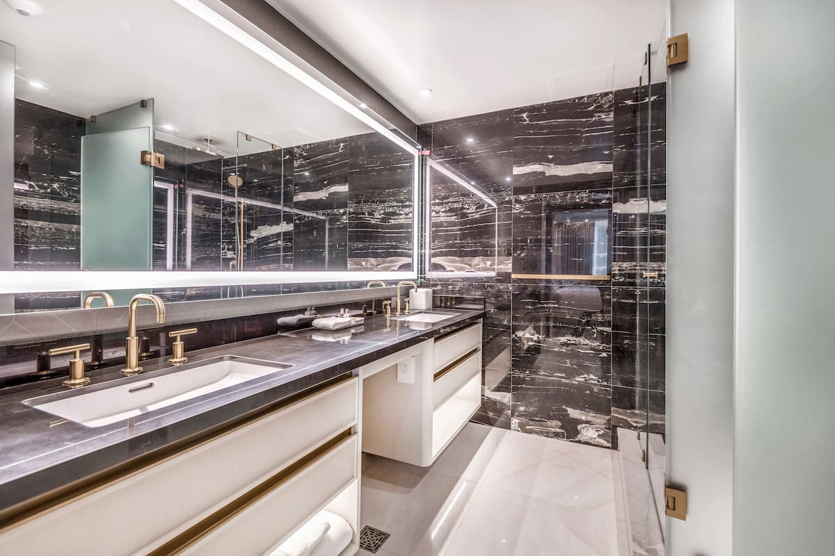 Designer-hygieniatuotteet, hiustenkuivaaja, kylpytakit, tohvelit