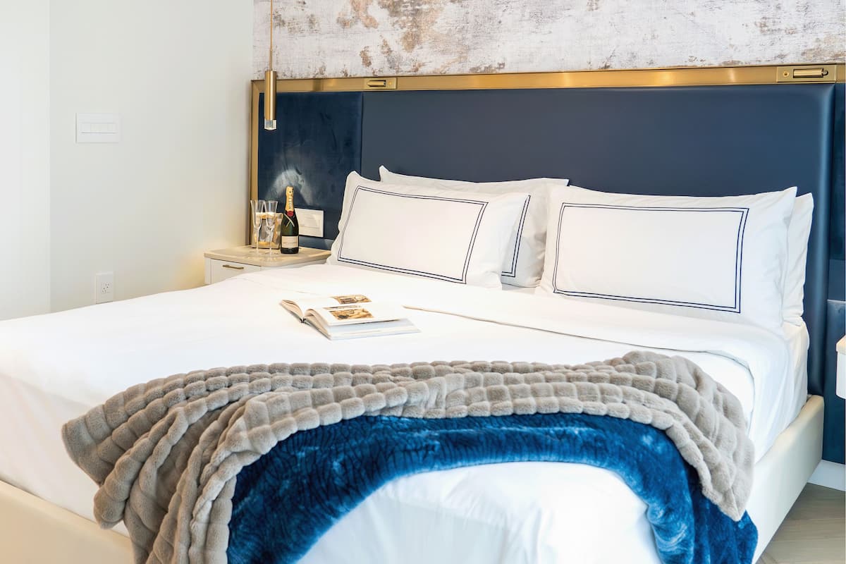 Sviitti, 1 makuuhuone (Opal Penthouse) | Tallelokero huoneessa, yksilöllisesti sisustettu