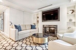 En 55-tommers smart-TV med kabel-kanaler samt TV