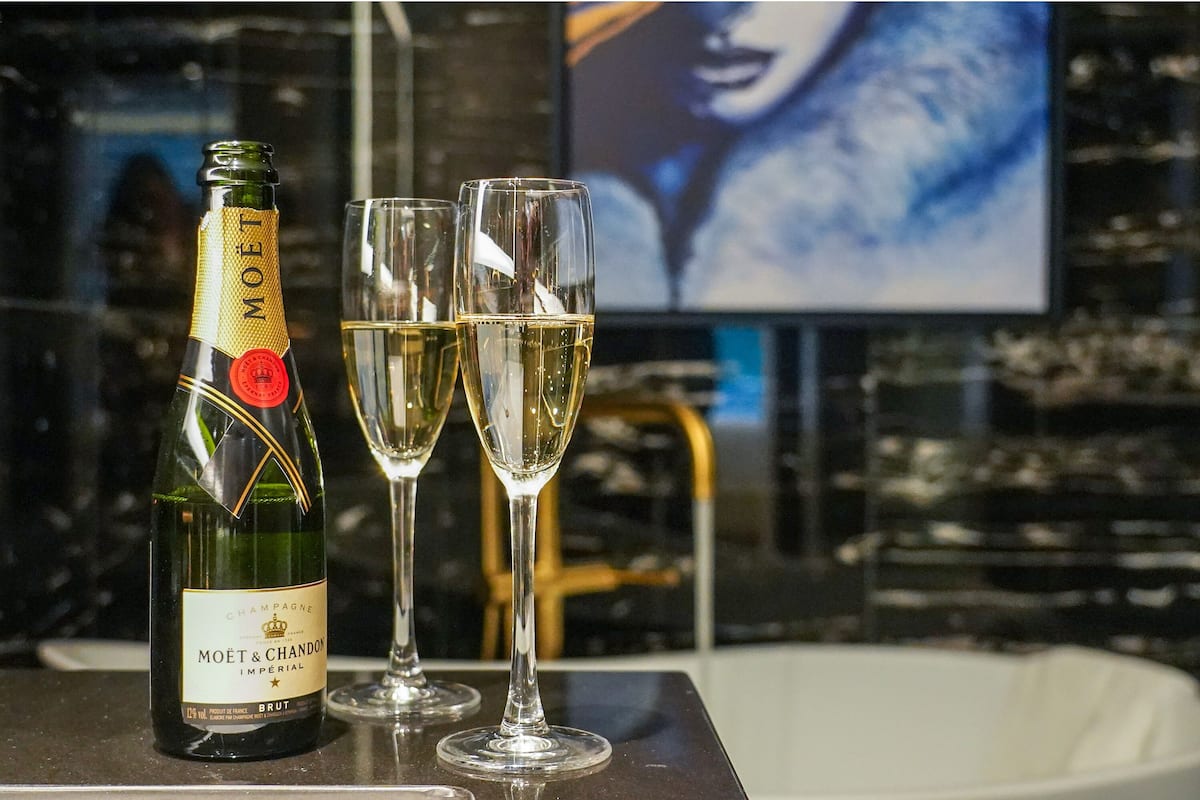 Designer-hygieniatuotteet, hiustenkuivaaja, kylpytakit, tohvelit