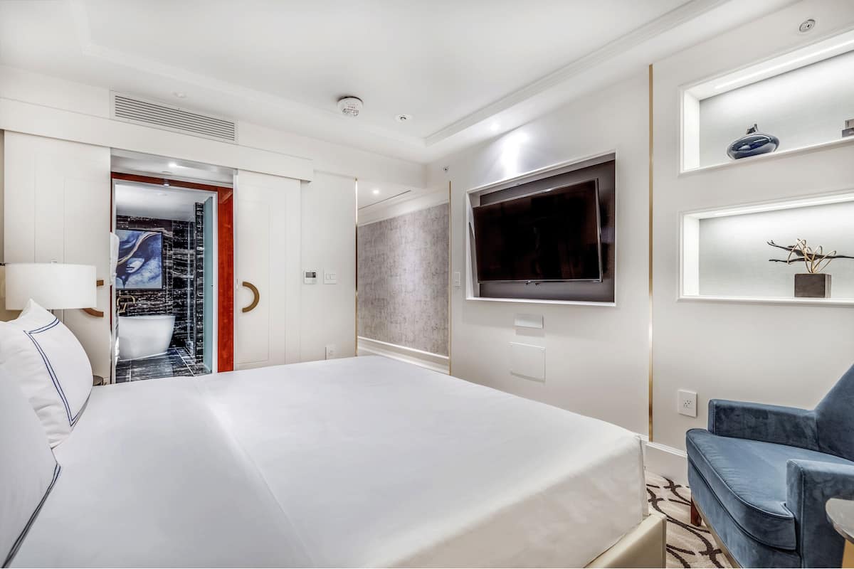 Sviitti, 1 makuuhuone (Jade King Suite) | Tallelokero huoneessa, yksilöllisesti sisustettu