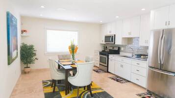 Kühlschrank, Mikrowelle, Herdplatte, Kochgeschirr/Geschirr/Besteck