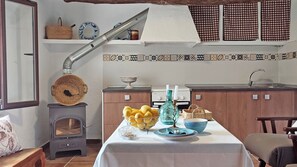 Réfrigérateur, un four, cafetière-théière, grille-pain