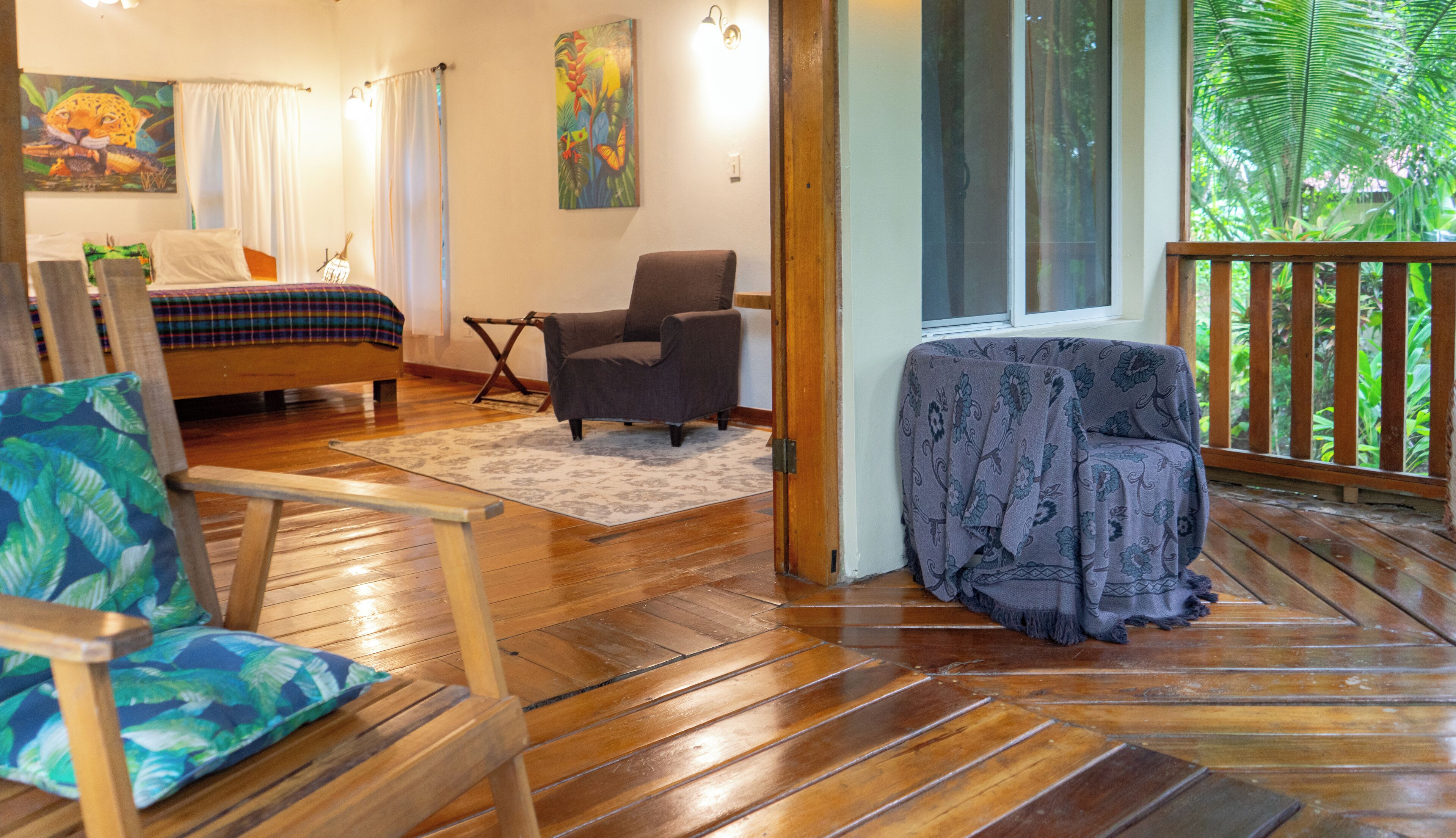 Romantisk hytte, 1 kingsize-seng, balkong, hageutsikt | Senger med overmadrass, individuelt dekorert og individuelt innredet