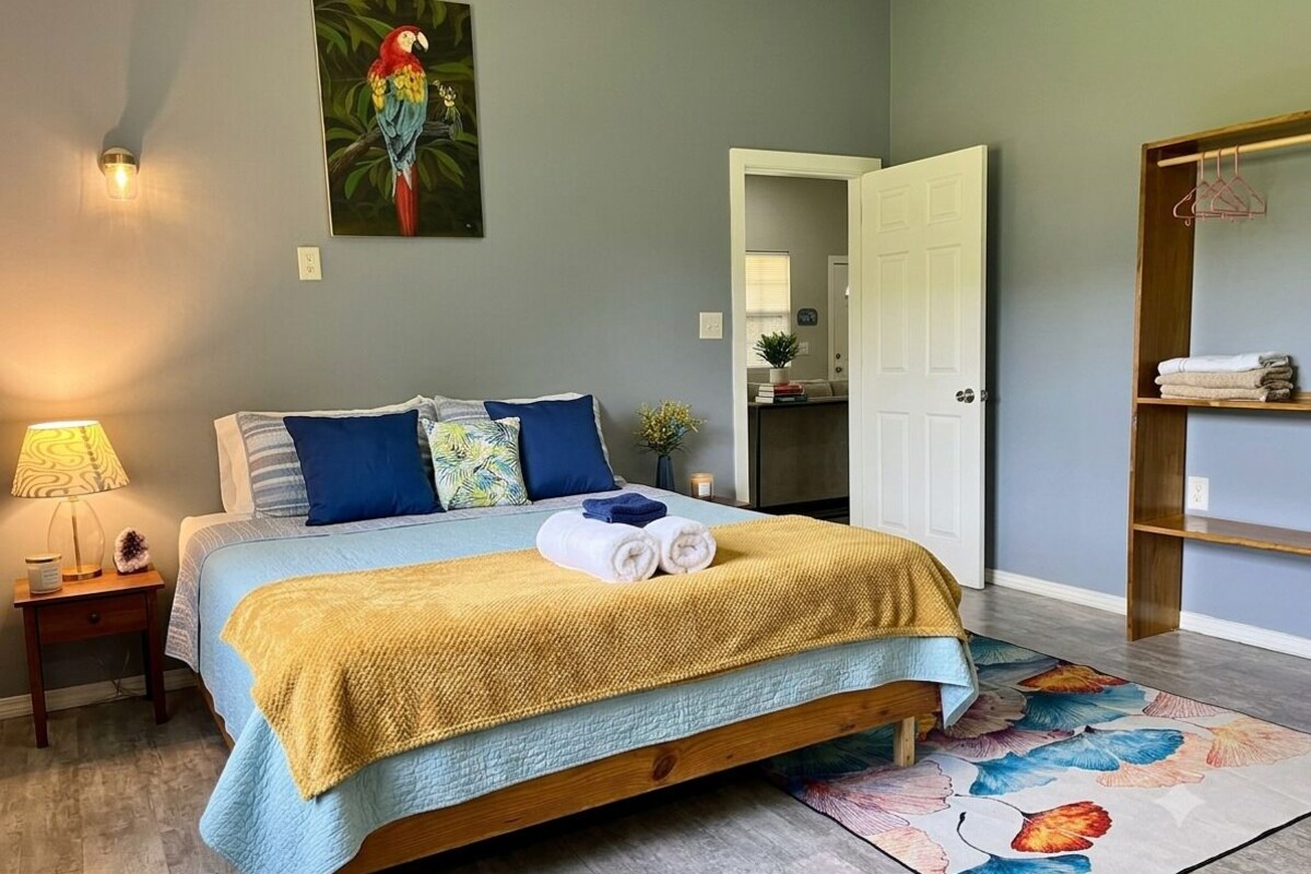 Villa familiale, 3 chambres, accessible aux personnes à mobilité réduite, vue sur le jardin | Lit avec matelas à plateau-coussin, accès au Wi-Fi (inclus)