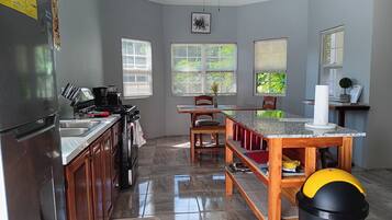 Casa de campo familiar, 3 habitaciones, vista al jardín | Cocina privada | Refrigerador con congelador, microondas, horno y parrilla de estufa