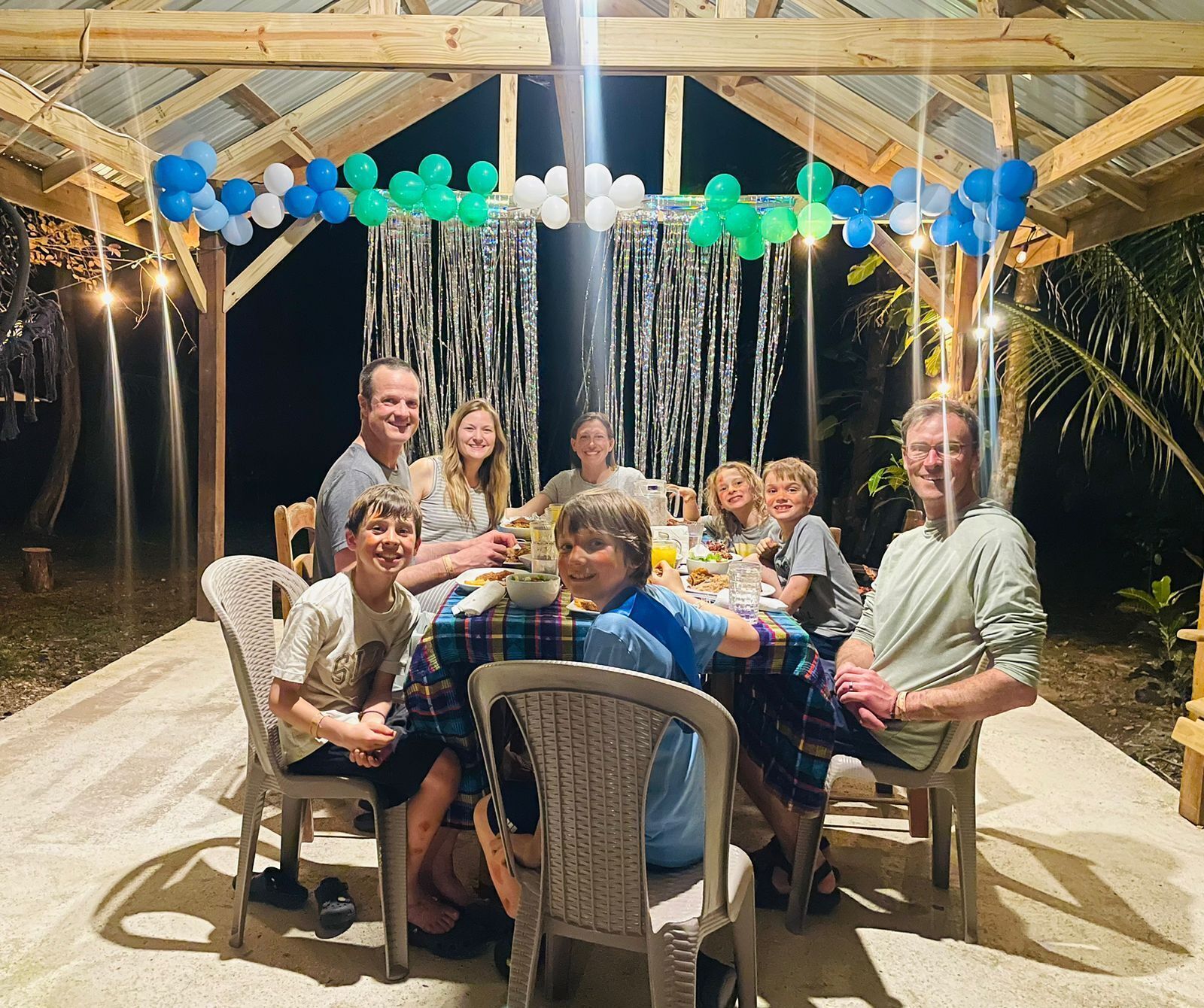 Frukost och lunch serveras, med utsikt mot trädgården 