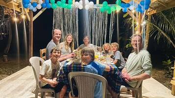 Frukost och lunch serveras, med utsikt mot trädgården