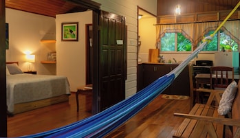 Romantisk stuga - 1 sovrum - utsikt mot trädgården - trädgård | Bäddmadrasser, individuell inredning, unika möbler och gratis wi-fi