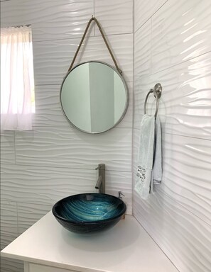 Douche, sĂšche-cheveux, serviettes fournies, savon