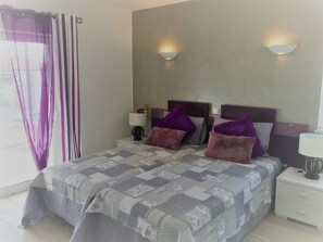 3 chambres, coffres-forts dans les chambres, bureau