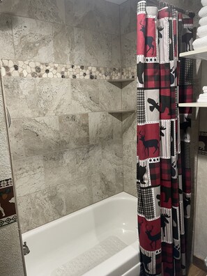 Grizzly Cottage | Bathroom | Towels, soap, shampoo