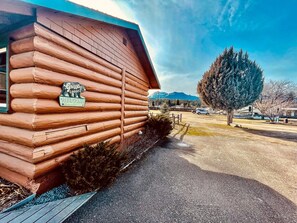 Free self-parking - Travellers Rest Cabins and RV Park (Darby)