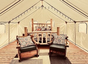 Living area - Travellers Rest Cabins and RV Park (Darby)