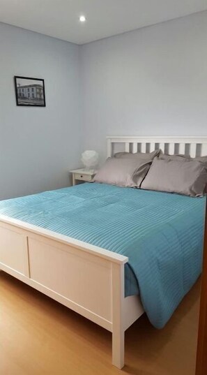 2 bedrooms, desk, travel cot, WiFi