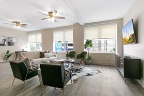 Una televisión, un futbolín