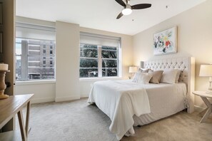 2 habitaciones, tabla de planchar con plancha y ropa de cama