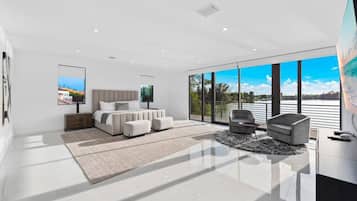 5 bedrooms, desk, iron/ironing board, travel crib