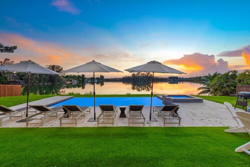 Modern Lakefront Villa w/ Pool, Jacuzzi and Gym
