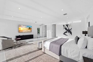 5 slaapkamers, een bureau, een strijkplank/strijkijzer, reisbedje