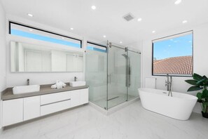 Hair dryer - Modern Lakefront Villa w/ Pool, Jacuzzi and Gym (Miami)