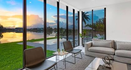 Modern Lakefront Villa w/ Pool, Jacuzzi and Gym