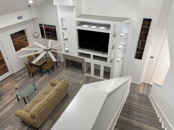 Télévision, cheminée, chaîne hi-fi