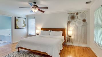 5 bedrooms, desk, iron/ironing board, travel crib