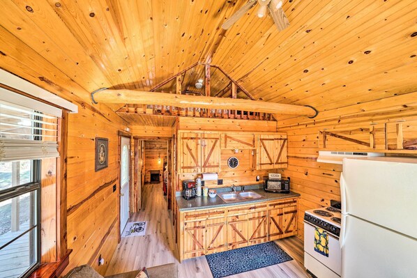 Frigorífico, microondas, placa de cocina y cafetera o tetera