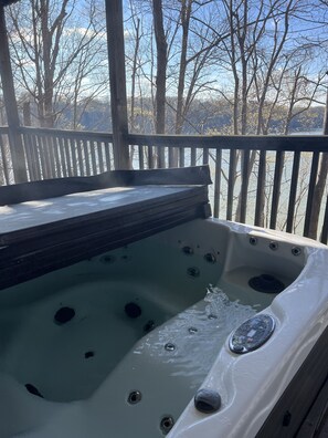 Outdoor spa tub - Lake Cumberland Lakehouse
Sleeps 26 Guests! (Somerset)